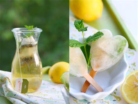 Selbstgemachtes Zitronen Wassereis im Glas mit Minze
