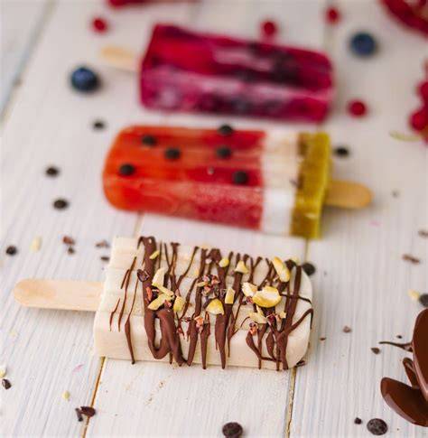 Selbstgemachtes veganes Eis mit Fruchtpüree und Schokoladenüberzug
