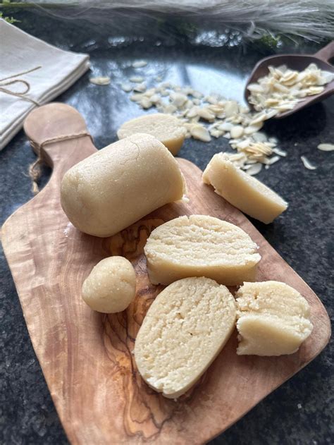 Selbstgemachtes veganes Marzipan mit gemahlenen Mandeln und Zucker