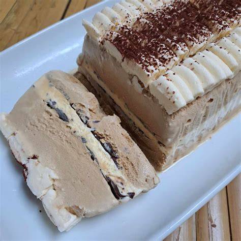Selbstgemachtes veganes Viennetta in Schichten in einer Kastenform