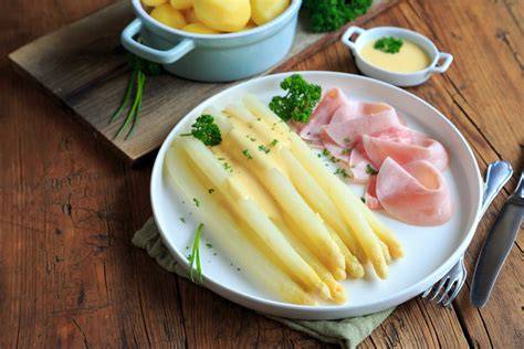 Sellerie, Zucchini und Spargel auf Teller mit Trüffelöl