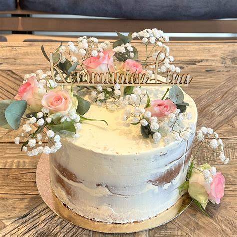 Semi-Naked Cake mit Blumen und dekorativem Cake Topper