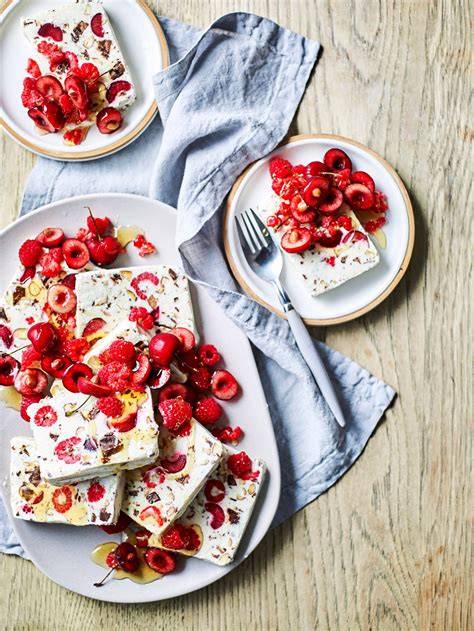 Semifreddo mit karamellisierten Früchten und Nuss-Crunch