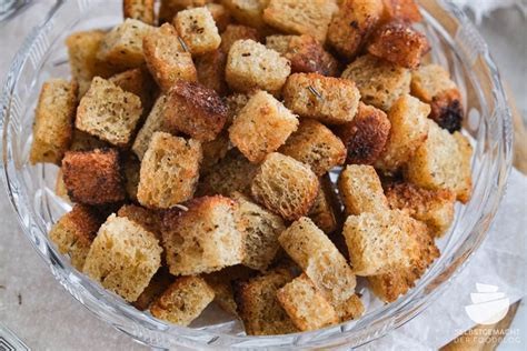 Semmelbrösel und geröstete Brotwürfel als Verwendung für altes Brot