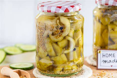 Senfgurken mit Honig und Gewürzen im Glas