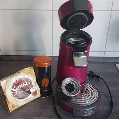 Senseo Kaffeemaschine Nougat in Küchenumgebung, Nahaufnahme der Bedienelemente und Padhalter