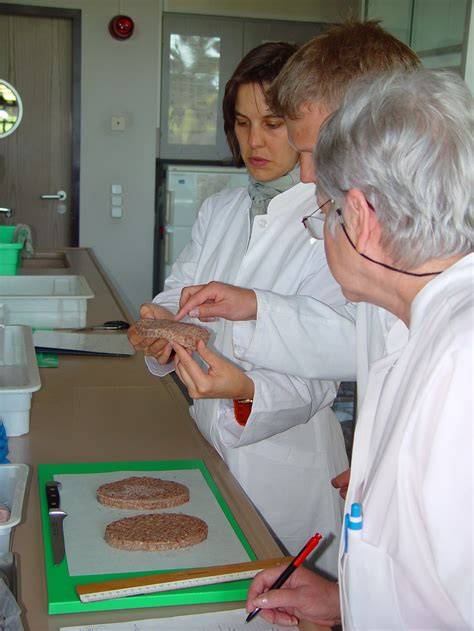 Sensorische Prüfung von Marzipan-Proben im Labor