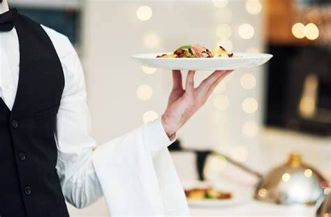Servicepersonal beim Eindecken und Servieren