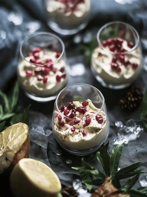 Servier-Ideen: Gläser mit Creme und Granatapfelkernen dekoriert