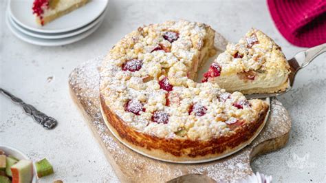 Servierbeispiel: Soufflé-Käsekuchen mit Obst und Puderzucker