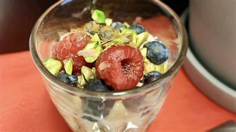 Servierbeispiel Eierlikörpudding mit Pistazien und Beeren
