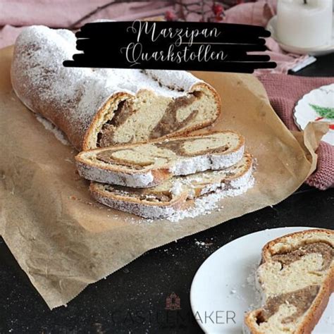 Servierbild: Quarkstollen mit Marzipan und Spekulatius, angeschnitten, Puderzucker