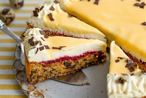 Servierbild: Schoko-Nuss-Torte mit Preiselbeeren und Schokoraspeln