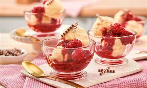 Servieren: Schokoeis mit heißen Himbeeren und Bananensplit