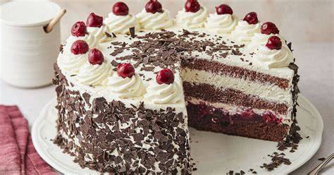 Servieren einer Schoko-Kirsch-Baiser-Torte mit Schichten und Deko