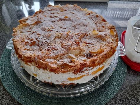 Servierfertige Mandel-Baiser-Torte mit Dekoration