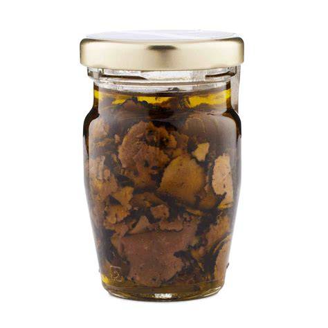 Servierfertige Trüffelscheiben im Glas mit Olivenöl