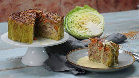 Servierfertige Wirsingtorte angeschnitten