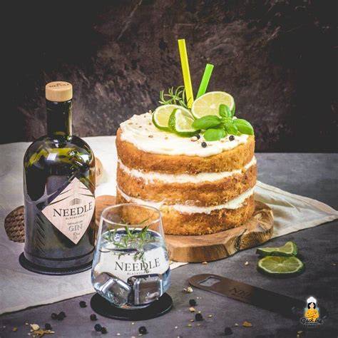 Servierfertiger Gin and Tonic Naked Cake mit frischer Limetten- und Kräuterdeko