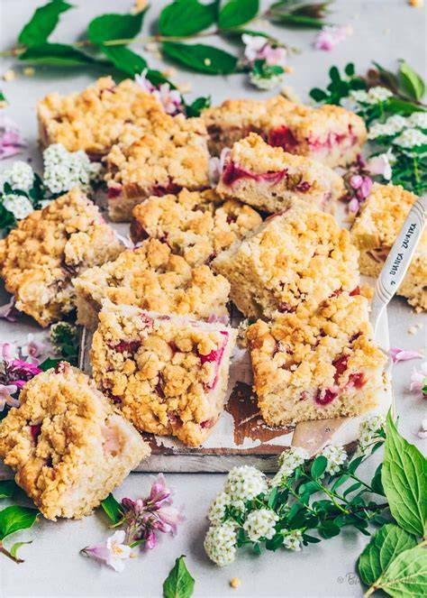 Servierfertiger glutenfreier Rhabarber-Streusel-Kuchen