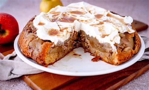 Servieridee: Gestürzter Apfelkuchen mit Sahne und Zitronenzeste