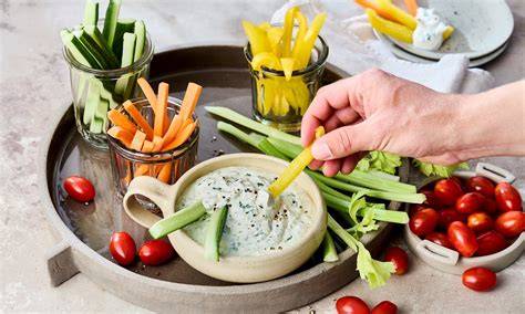 Servieridee: Honig-Senf-Dill-Soße als Dip zu Gemüsesticks