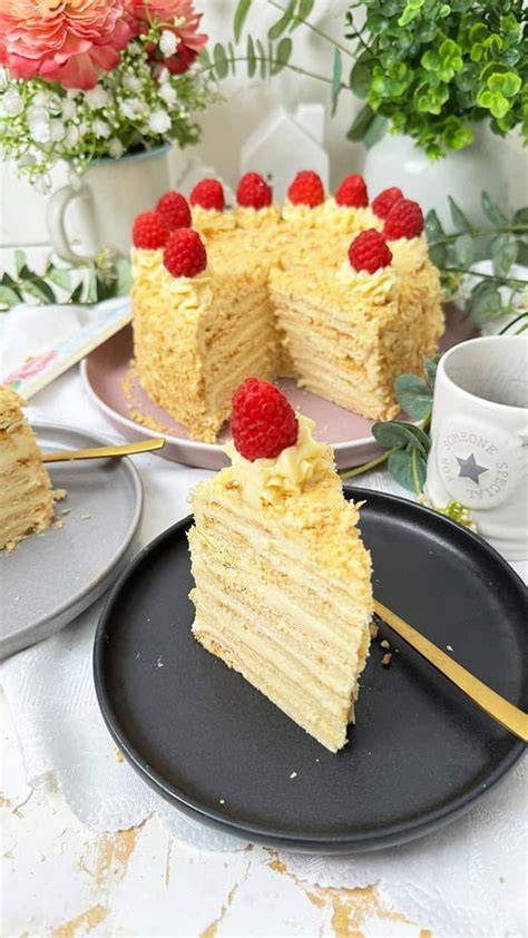 Servieridee: Napoleon Torte mit frischen Beeren und Sahne auf elegantem Teller
