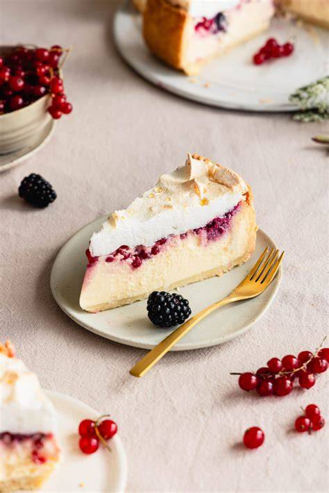 Servieridee: Stück Goldtröpfchenkuchen mit Johannisbeeren