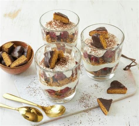 Servieridee: Vier Mini-Trifle-Sorten auf einem Dessert-Table