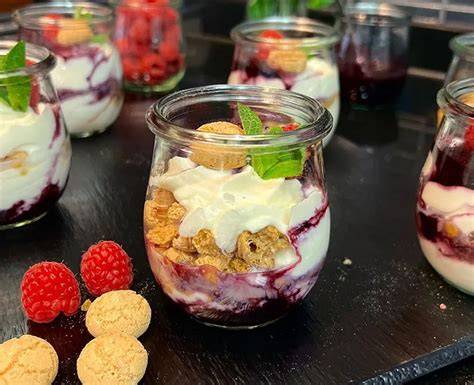 Servieridee: einzelne Dessertgläser dekoriert mit Amarettini und Minze