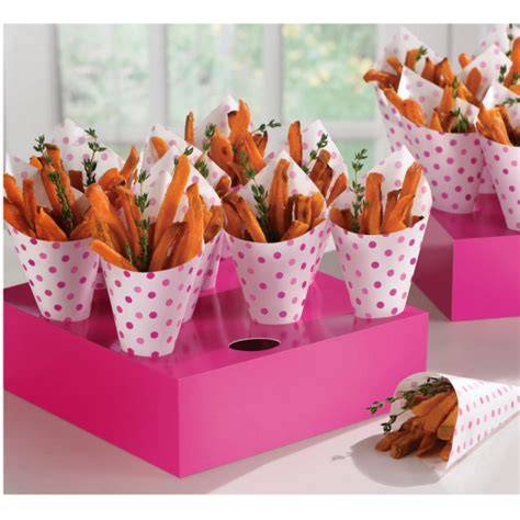 Servierideen: rosa Popcorn in Tüten, Obst, Limonade und Deko
