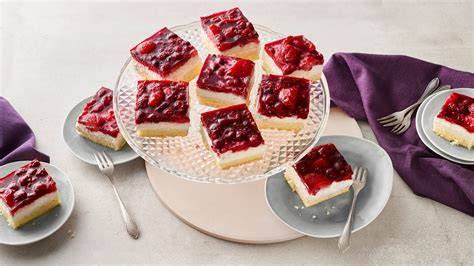 Serviermöglichkeit: Rote Grütze Kuchen mit Sahne und frischen Beeren