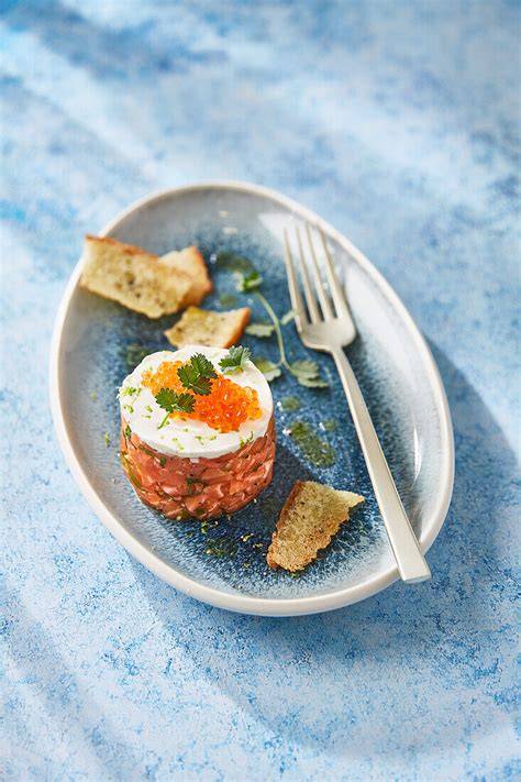 Servierring mit Lachstatar und Limettencreme
