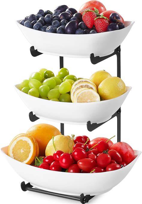 Servierstation mit Dessertgläsern, Toppings und Obstschalen