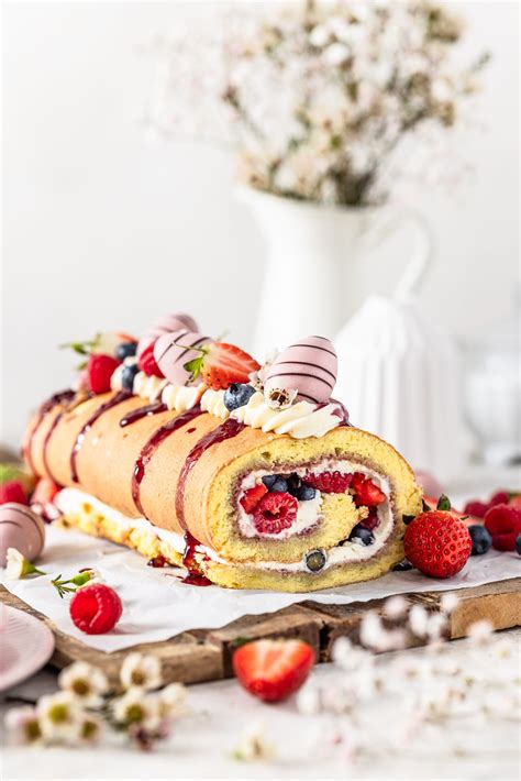 Servierte Biskuitrolle mit Zitronen-Quark - Frühlingsstimmung und Kuchengenuss