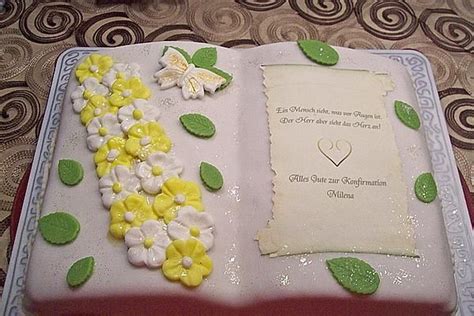 Servierte Buchtorte mit Zuckerschrift und Deko