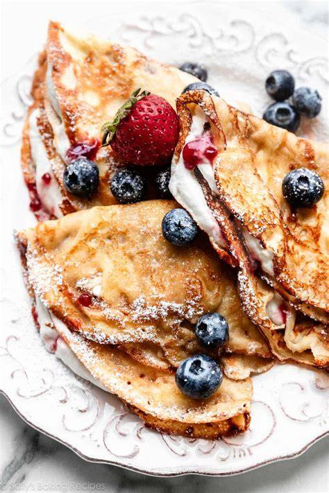 Servierte Crêpes mit bunten, zuckerfreien Toppings