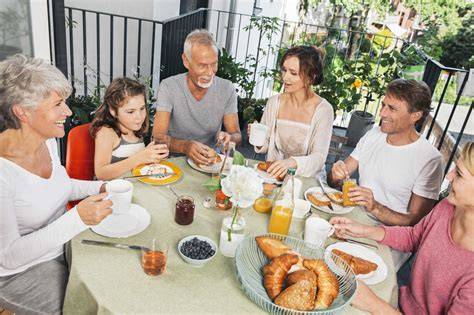 Servierte Croissants, Marmelade, Familie beim Frühstück