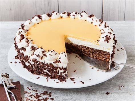 Servierte Eierlikörtorte mit Sahnetupfen und Mandeln