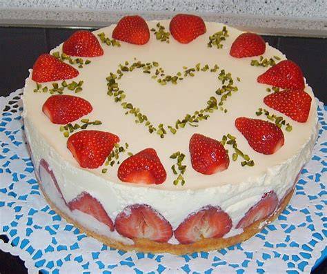 Servierte Erdbeer Vanille Sahne Quark Torte mit Dekoration