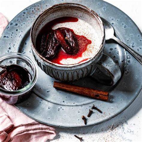 Servierte Lebkuchen mit Pflaumen und Orangenzesten, festlich dekoriert