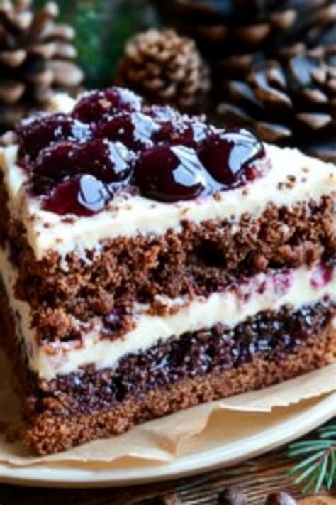 Servierte Lebkuchen mit Pflaumenmus neben Tannen und Kerzen