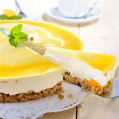 Servierte Mango Frischkäse Creme Torte mit Mangowürfeln und Minze