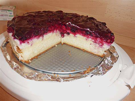 Servierte Milchreistorte mit verschiedenen Beeren