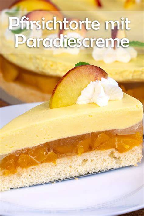 Servierte Pfirsichtorte auf der Kaffeetafel mit frischen Pfirsichen und Dekoration