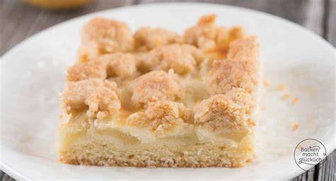Servierte Portionen Apfel Schmand Streuselkuchen auf Kaffeetafel