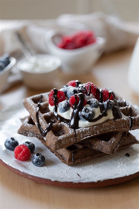 Servierte Schokowaffeln mit Beeren und Eis