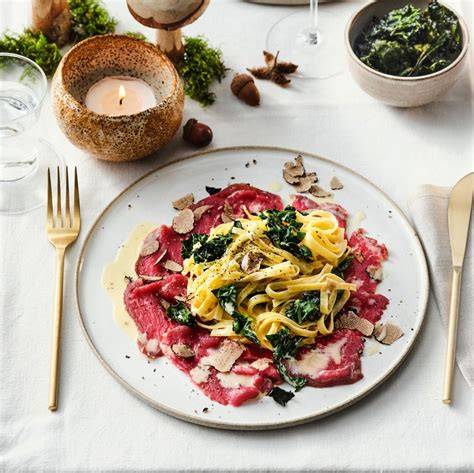 Servierte Teller: Pasta, Spiegelei mit Trüffel und Carpaccio