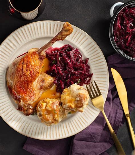 Servierteller: Gänsekeule, Rotkohl, Knödel, Honig-Glasur