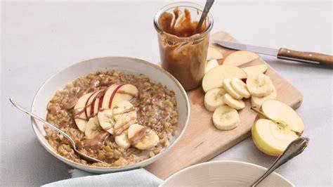 Servierteller: Schokoeis-Kugeln mit Apfel, Banane und Schokoflocken